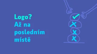 Nápis Logo? Až na posledním místě a ruka skládající kameny označené křížky a fajfkou