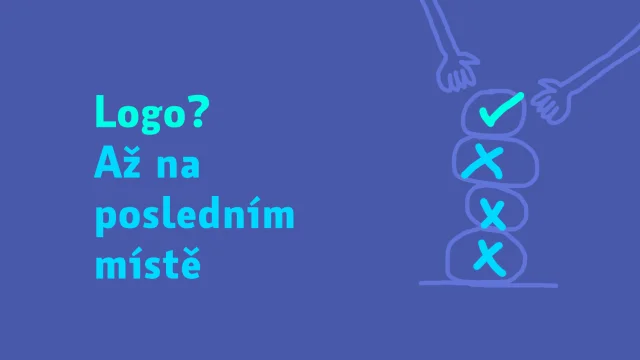 Nápis Logo? Až na posledním místě a ruka skládající kameny označené křížky a fajfkou